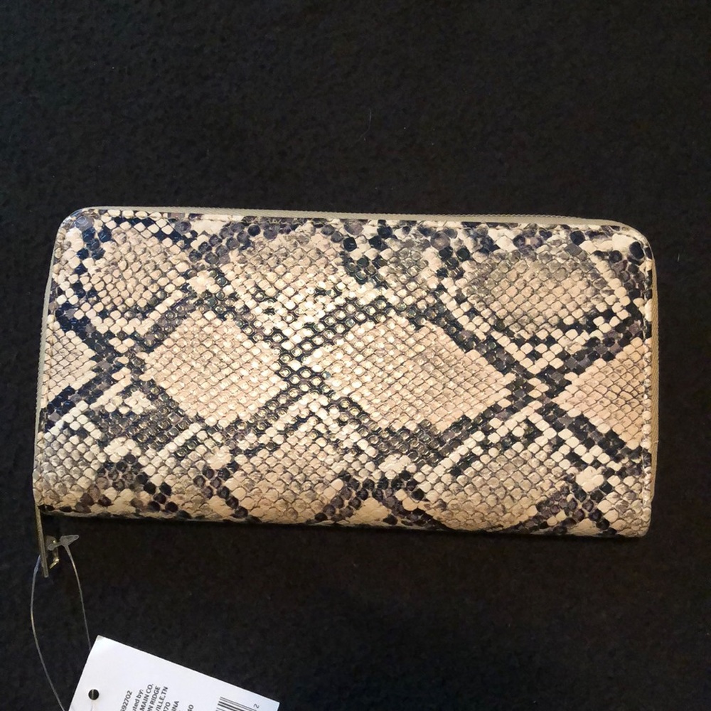 Single zipper wallet